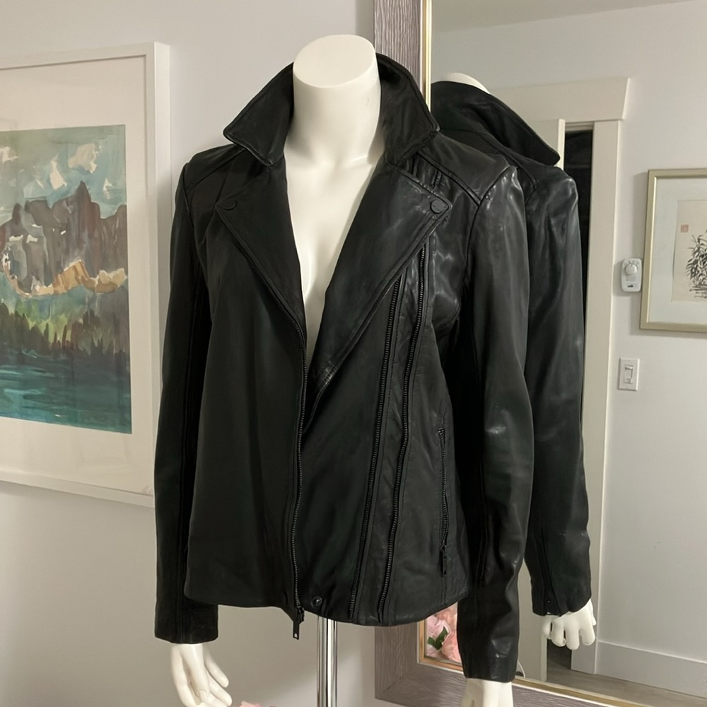 DKNY Women’s 10 ( large ) buttery soft Lambskin Leather moto Jacket